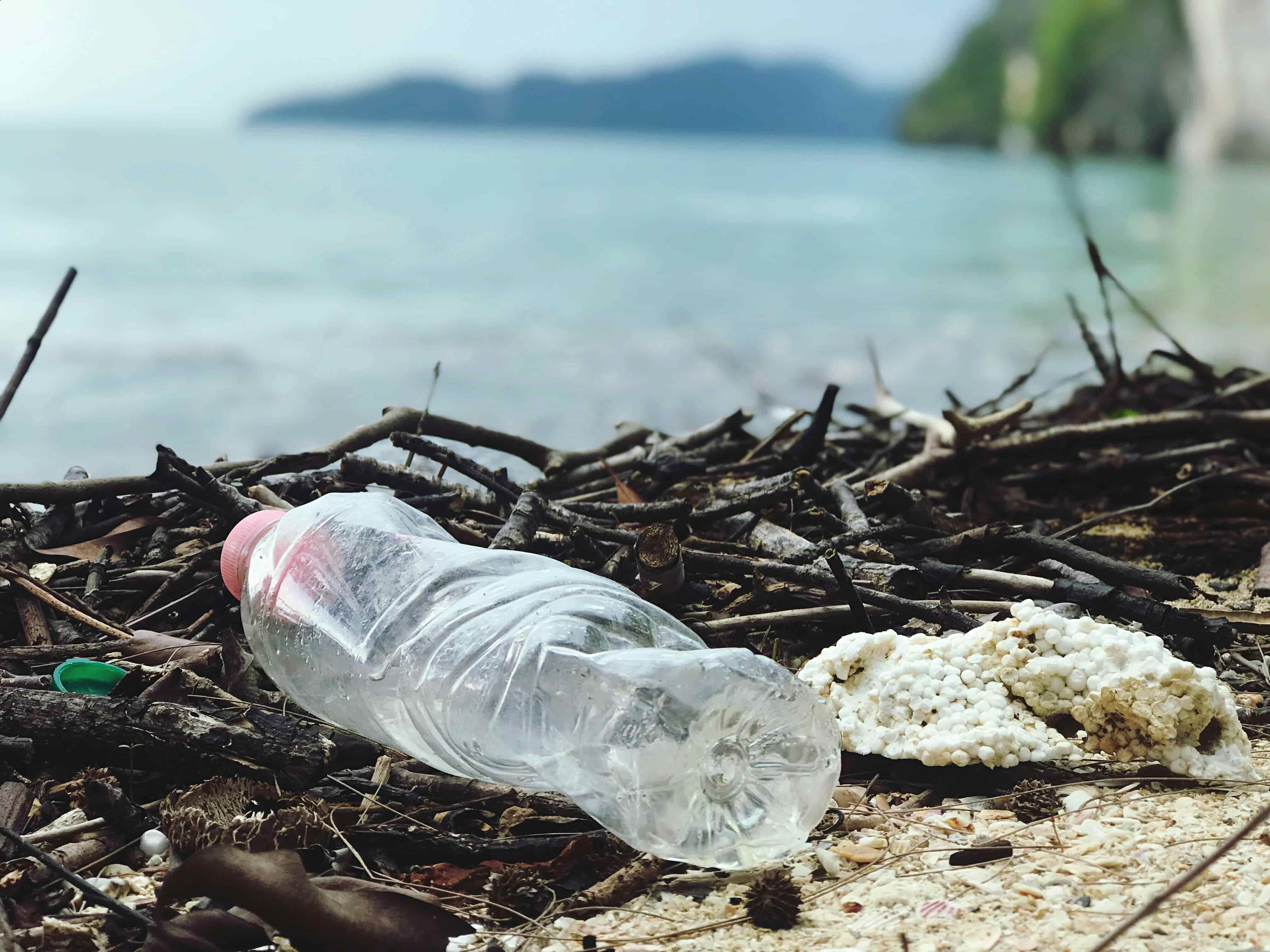 poluare cu sticle de plastic pe plajă